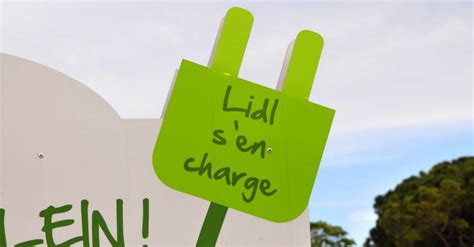 Laden van elektrische wagen op parking Lidl voortaan。